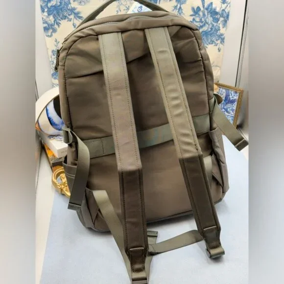 🆕 lululemon athletica 🧿 NWOT New Crew Backpack, Bay Leaf (Olive Green) - 22L - Picture 5 of 12
